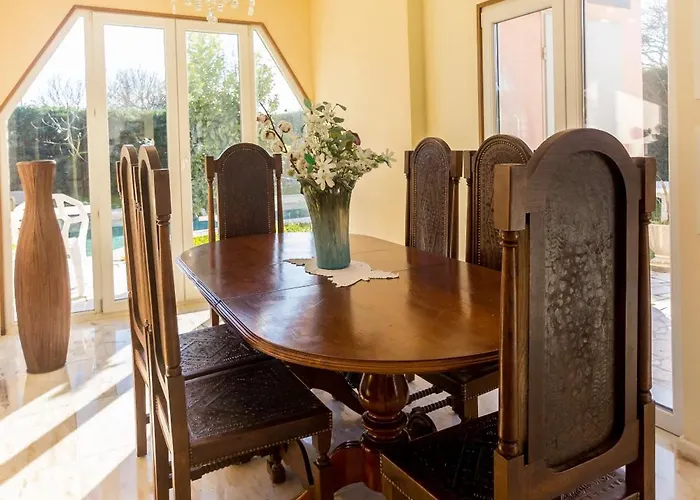 Guest H4u - Garden & Pool Holiday home *