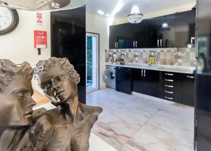 Guest H4u - Garden & Pool Holiday home *