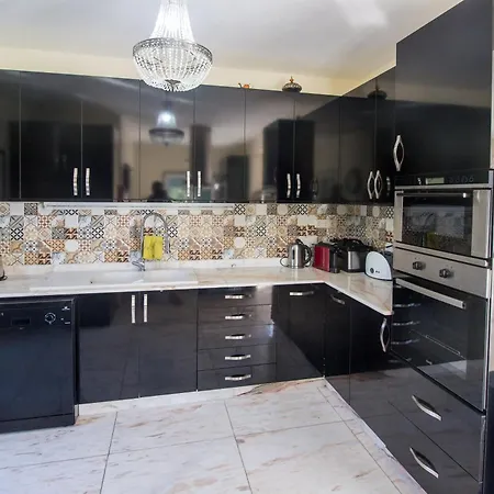 Vakantiehuis Guest H4u - Garden & Pool *